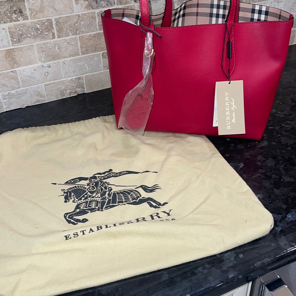 Burberry hay market reversible tote bag in red